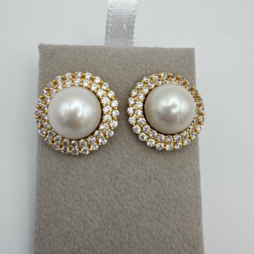 Elegant Gold and White Real Fresh Water Pearl Earring studs